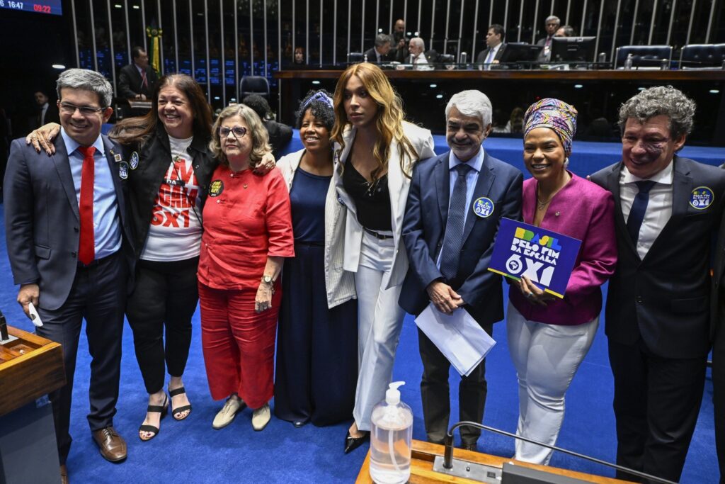 PEC 221/2019: Grupo de parlamentares posa no plenário do Senado Federal segurando cartaz pelo fim da escala de trabalho.