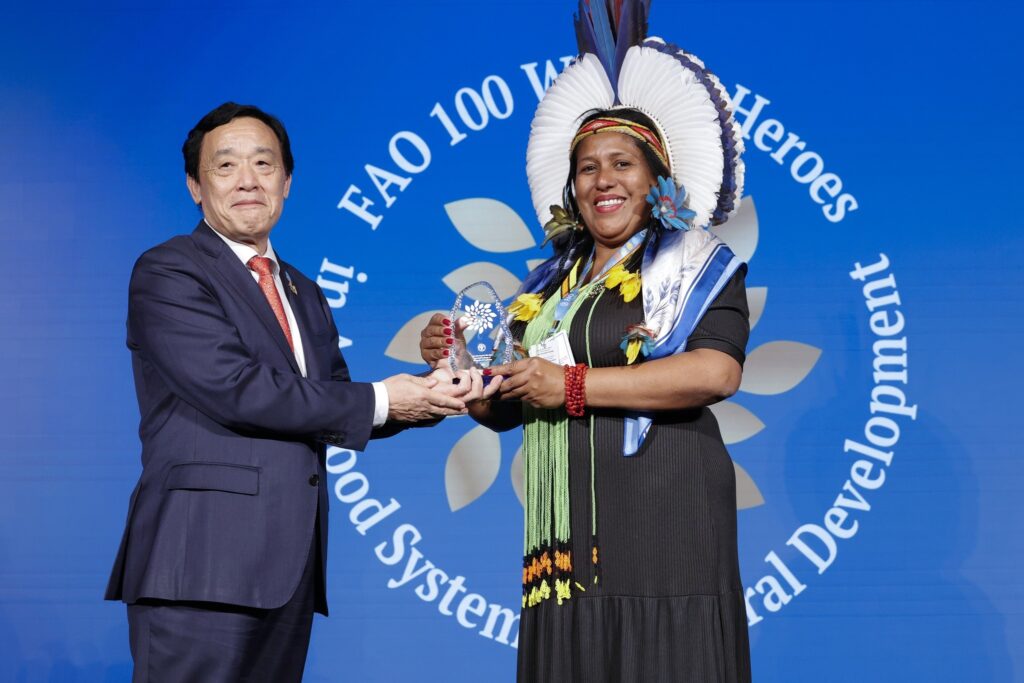 Lena Pataxó recebe troféu do diretor-geral da FAO, Qu Dongyu, durante cerimônia em Roma.