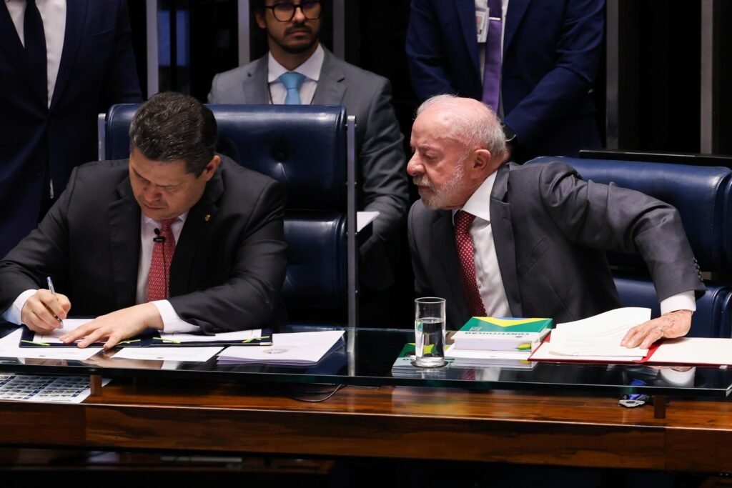 fim da escala 6x1: autoridades assinam documentos durante cerimônia oficial de promulgação da PEC.