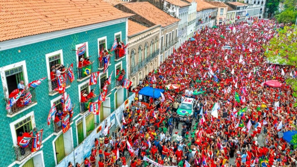 tarifa zero: Multidão agita bandeiras e veste vermelho durante ato de campanha política em São Luís.