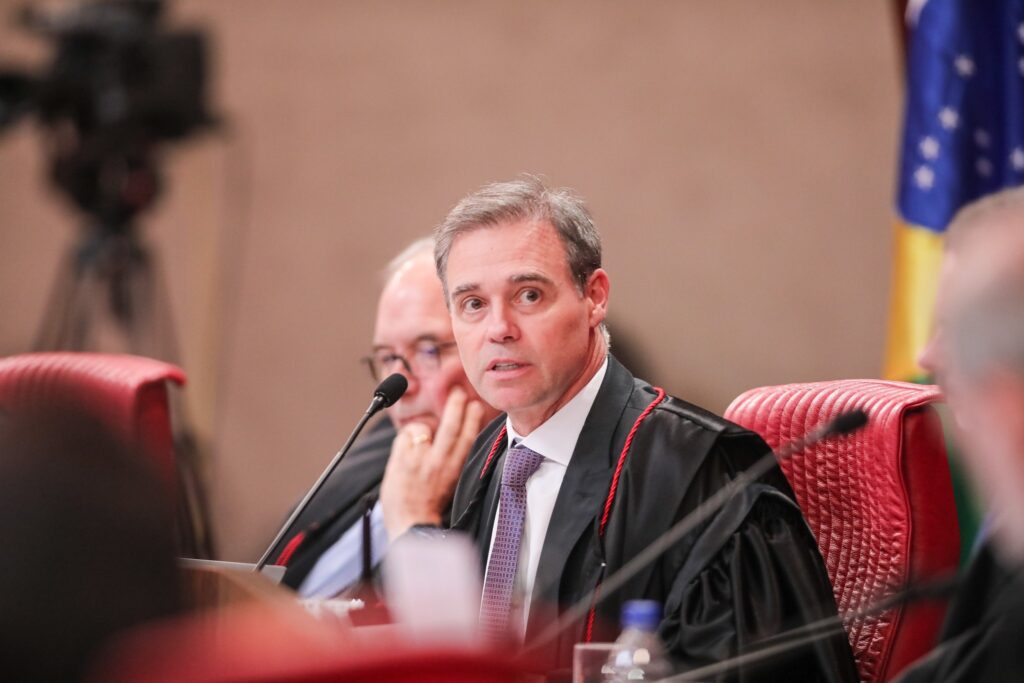 divulgação de sigilos: André Mendonça, usando toga, participa de sessão plenária.