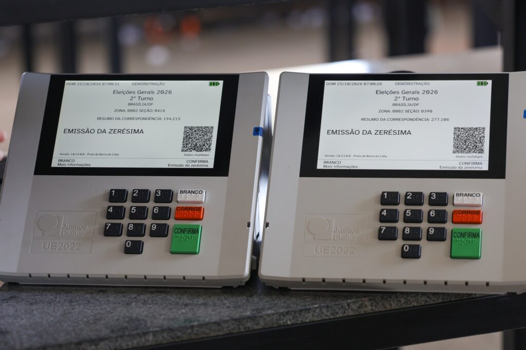 Urnas eletrônicas exibem a mensagem de emissão da zerésima para o segundo turno das eleições, auxiliando eleitores na consulta de local de votacao.