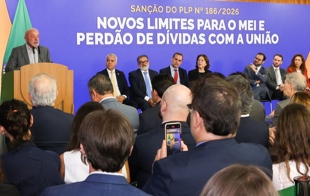 limite de faturamento MEI: O presidente Lula discursa em cerimônia oficial com painel sobre o perdão de dívidas e novos limites.