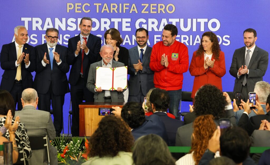 Desenrola 3.0: O presidente Luiz Inácio Lula da Silva segura documento em cerimônia oficial.