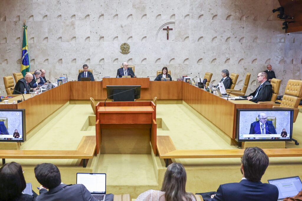 ISS na base de cálculo do PIS/Cofins: Plenário do Supremo Tribunal Federal durante sessão de julgamento com ministros sentados à bancada.