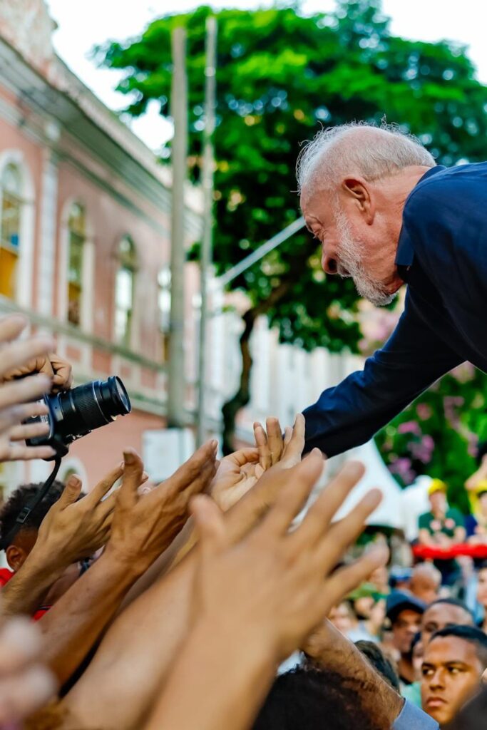 abertura de sigilos: O presidente Lula cumprimenta apoiadores durante ato de campanha em Belo Horizonte.