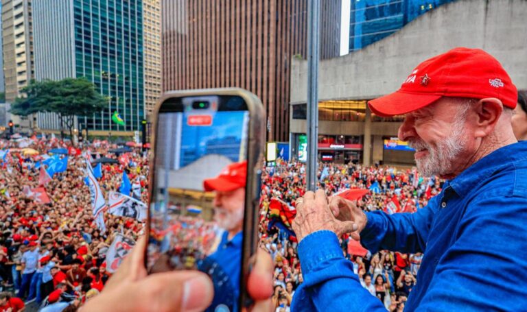 votacao de lula: Presidente Lula tira selfie diante de multidão na Avenida Paulista.