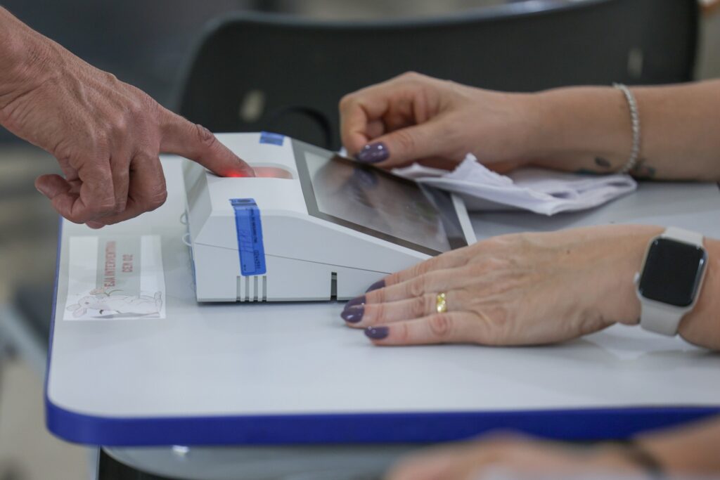 Eleitor vota utilizando uma das urnas eletrônicas empregadas no segundo turno das eleições.