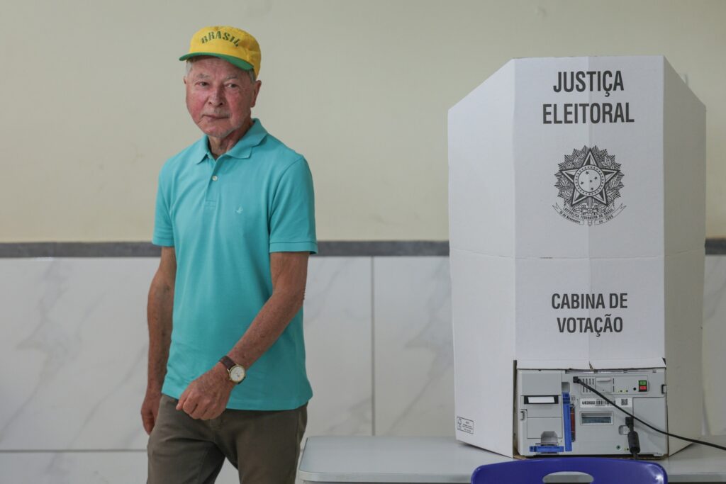 substituição de urnas: Eleitor caminha próximo a uma cabina de votação da Justiça Eleitoral.