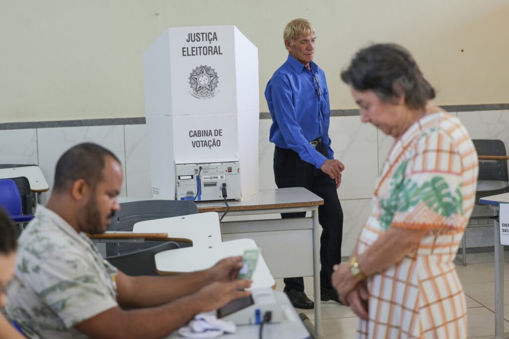 eleicoes suplementares: eleitores comparecem às seções eleitorais durante a votação com cabina da Justiça Eleitoral.
