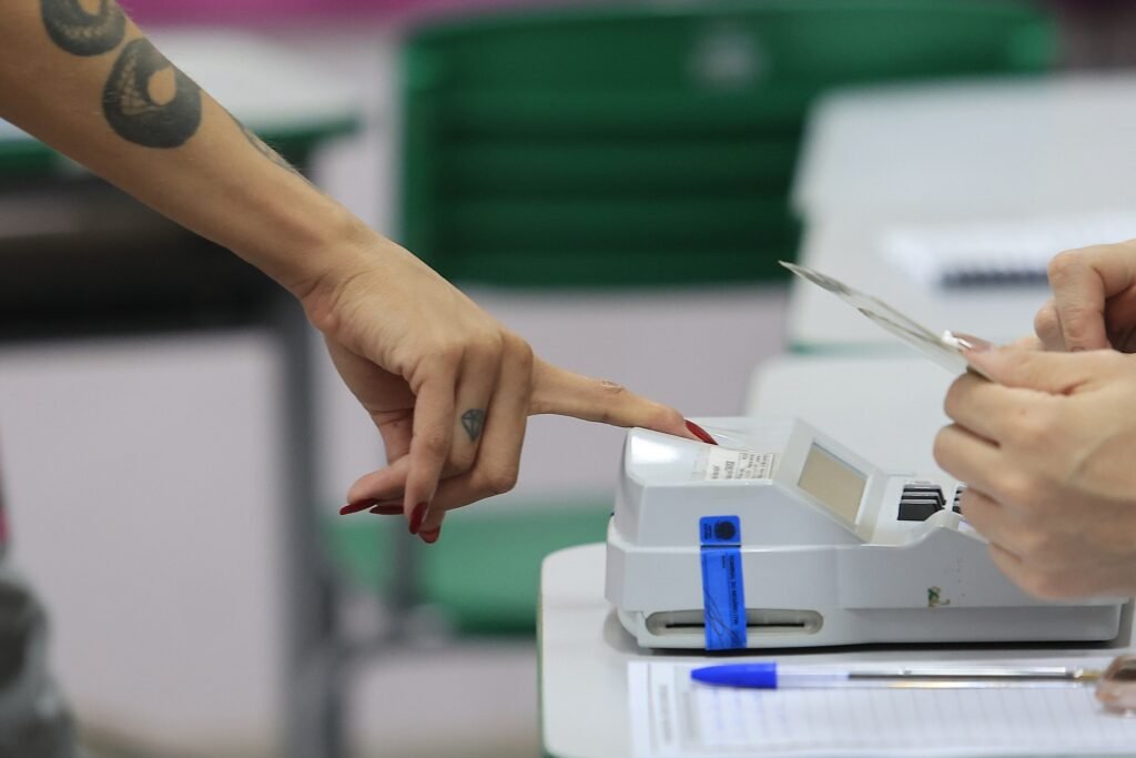 eleição suplementar: eleitora vota utilizando o leitor biométrico de uma urna eletrônica.
