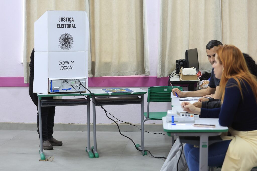 substituicao de urnas: mesários e eleitor em seção eleitoral durante o segundo turno das eleições em São Paulo.