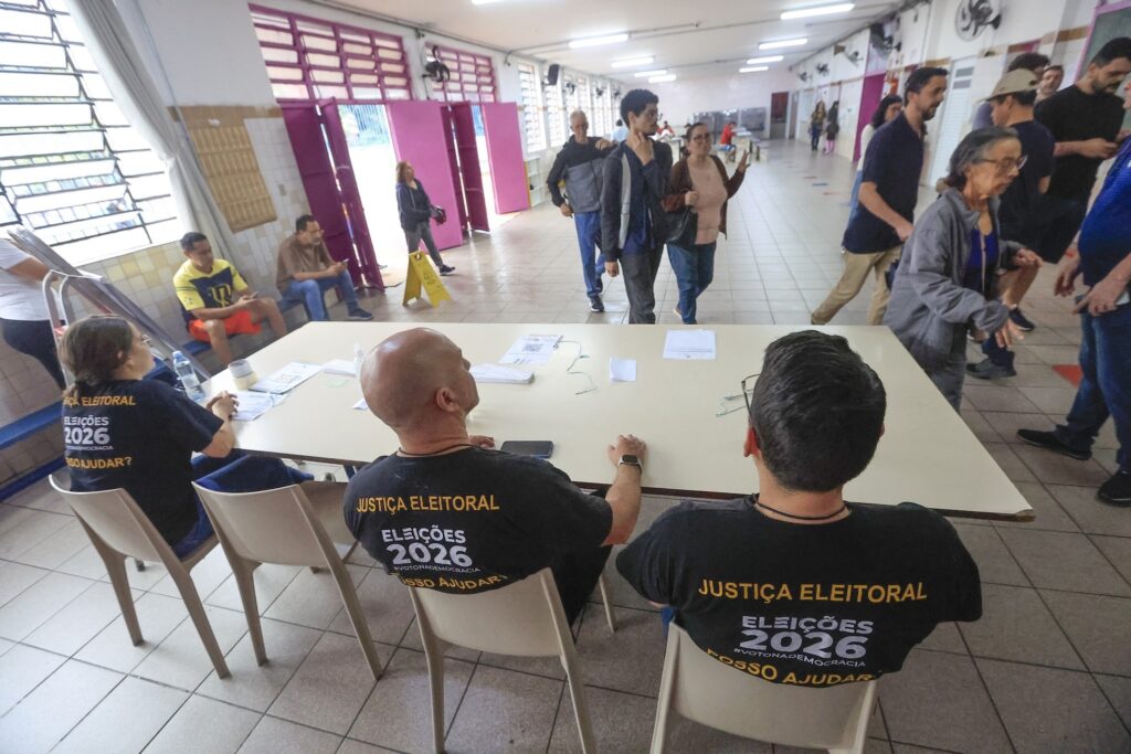 Mesários em seção eleitoral durante a prorrogação da votação em São Paulo no segundo turno das Eleições 2026.