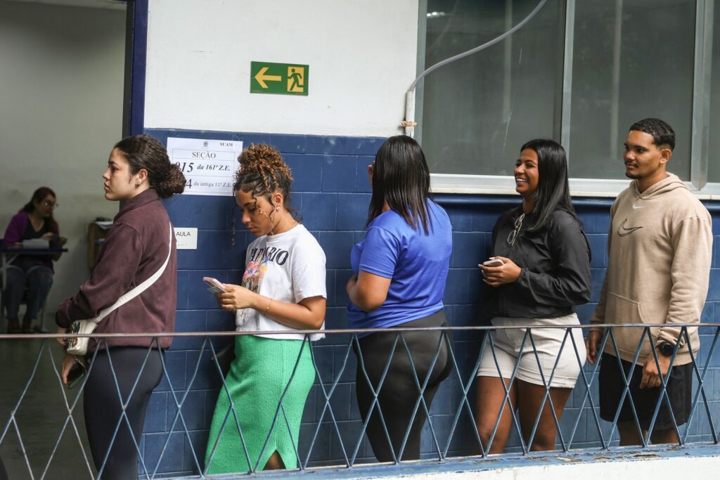 votação no Rio: Eleitores aguardam em fila no Centro Universitário Augusto Motta.