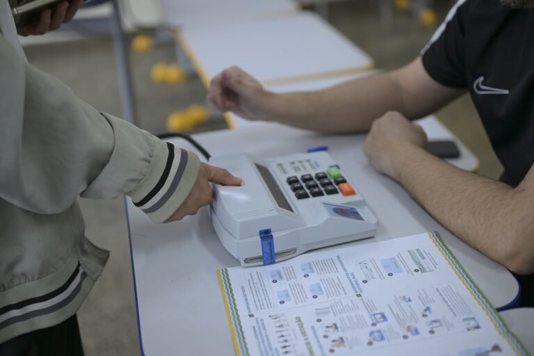 Eleitor vota em urna eletrônica durante a circulação de ônibus monitorada pela Polícia Federal.