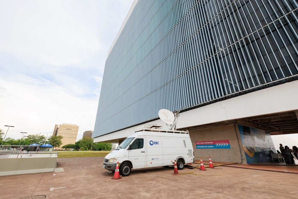 defeso eleitoral: van de transmissão da EBC estacionada diante de edifício institucional.