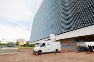 defeso eleitoral: van de transmissão da EBC estacionada diante de edifício institucional.