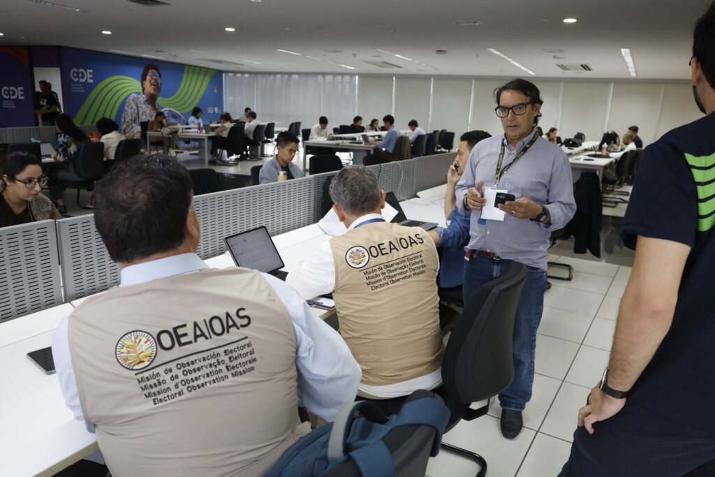 transporte nas eleicoes: Observadores da OEA em um centro de imprensa durante a cobertura do pleito.