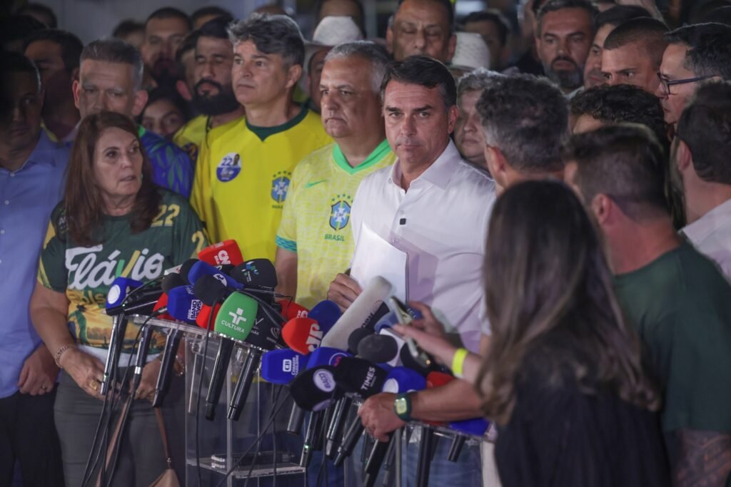 anulação do pleito: Flávio Bolsonaro fala com jornalistas em coletiva de imprensa.