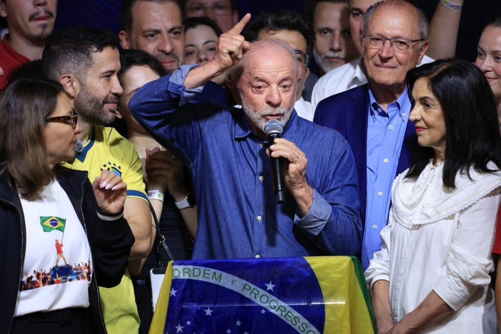 vitória de Lula: o presidente Luiz Inácio Lula da Silva discursa segurando um microfone em evento em São Paulo.