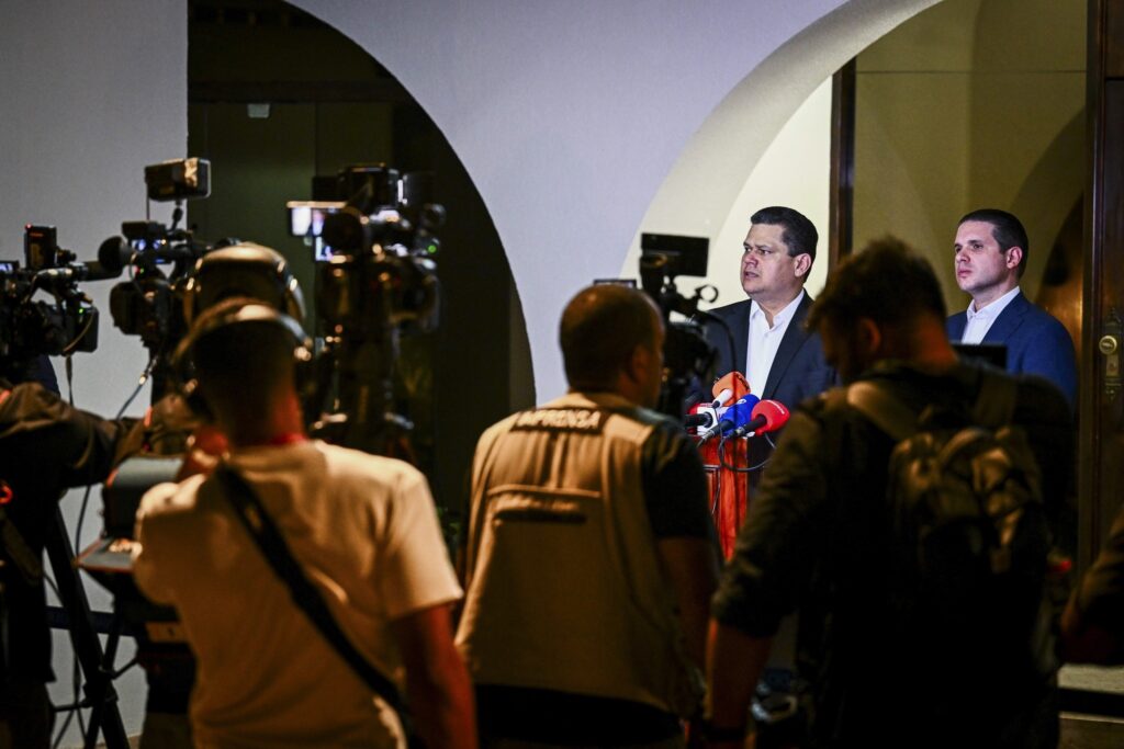 lideres do Congresso: Davi Alcolumbre e Hugo Motta dão entrevista coletiva cercados por jornalistas.