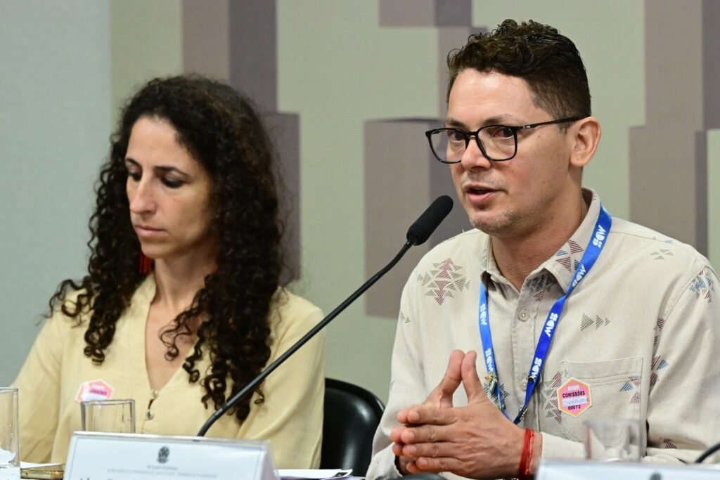 Guarani Kaiowá: homem fala ao microfone em audiência pública sobre os povos indígenas no Senado Federal.
