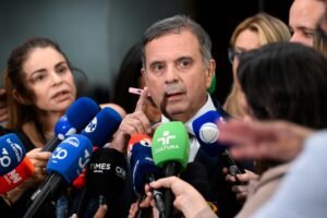 fraude eleitoral: O senador Rogério Marinho fala durante entrevista coletiva, cercado por microfones da imprensa.