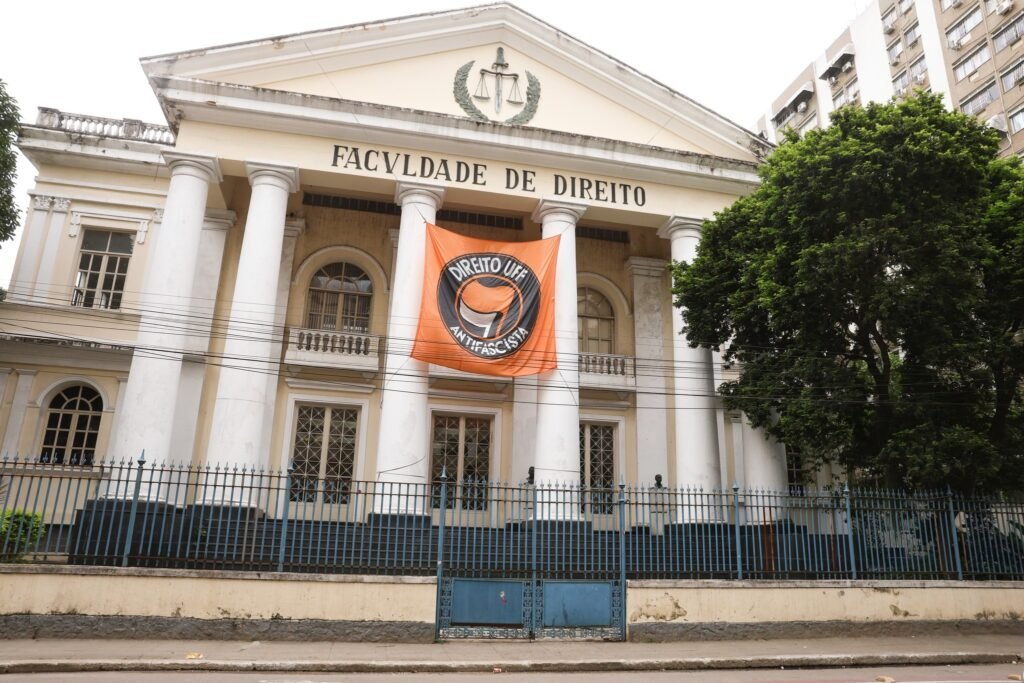 estudantes da UFF: fachada da Faculdade de Direito com faixa com os dizeres "DIREITO UFF ANTIFASCISTA".