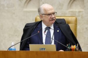 O ministro Edson Fachin participa de sessão plenária do Supremo Tribunal Federal, sentado à bancada com microfones e notebook.